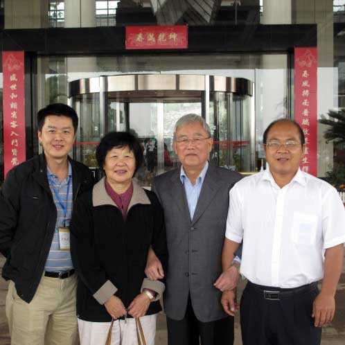 中國科學(xué)院副院長，全國人大常務(wù)委員會(huì)委員王佛松院士一家親切關(guān)懷企業(yè)情況